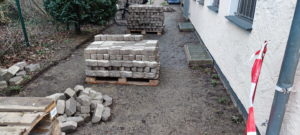 Das Pflaster für den neuen Kanal muss aufgenommen werden.