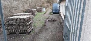 Das Pflaster für den neuen Kanal muss aufgenommen werden.