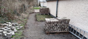 Das Pflaster für den neuen Kanal muss aufgenommen werden.