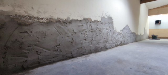 Trockengelegte Wand neu verputzen