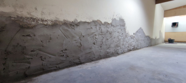 Trockengelegte Wand neu verputzen