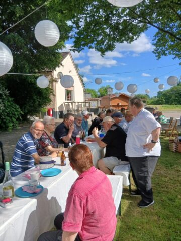 Eine lange bunte Tafel