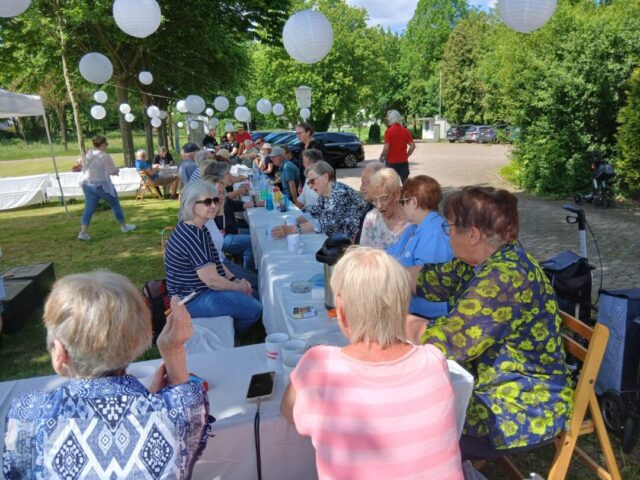 Eine lange bunte Tafel